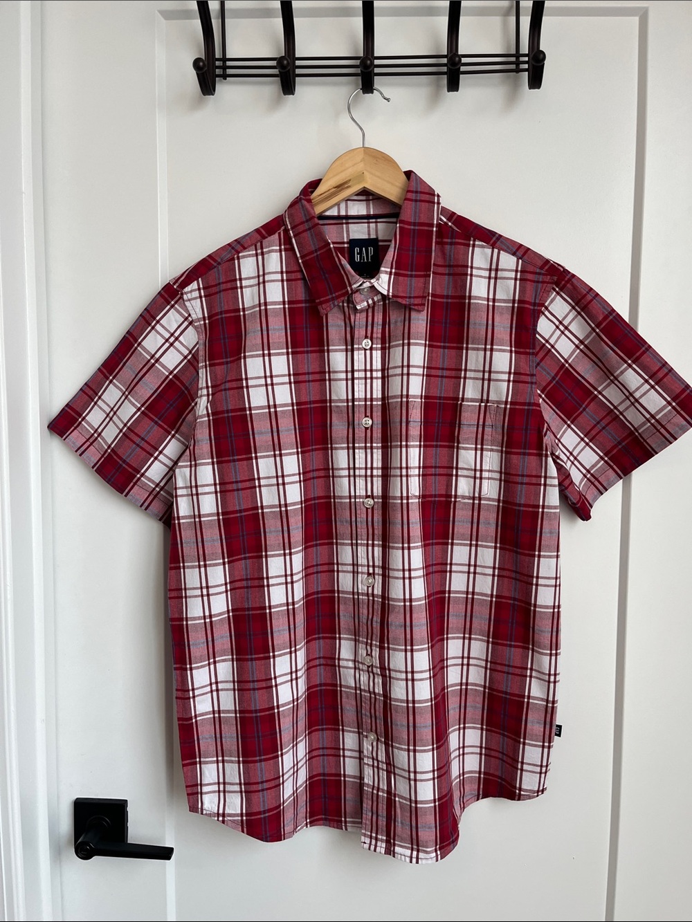 GAP Men's Red and White Plaid Short-Sleeve Button-Down Shirt